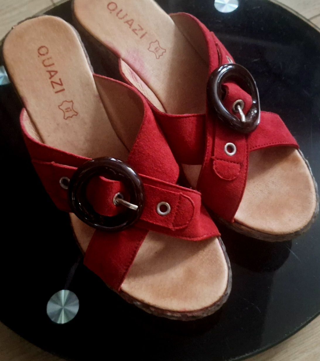 Ouazy  buty na koturnie czerwone z klamra 38