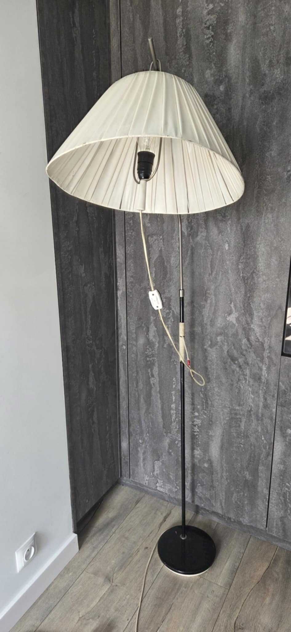 Lampa stojąca projektu Apolinarego  Gałeckiego Biały Kruk