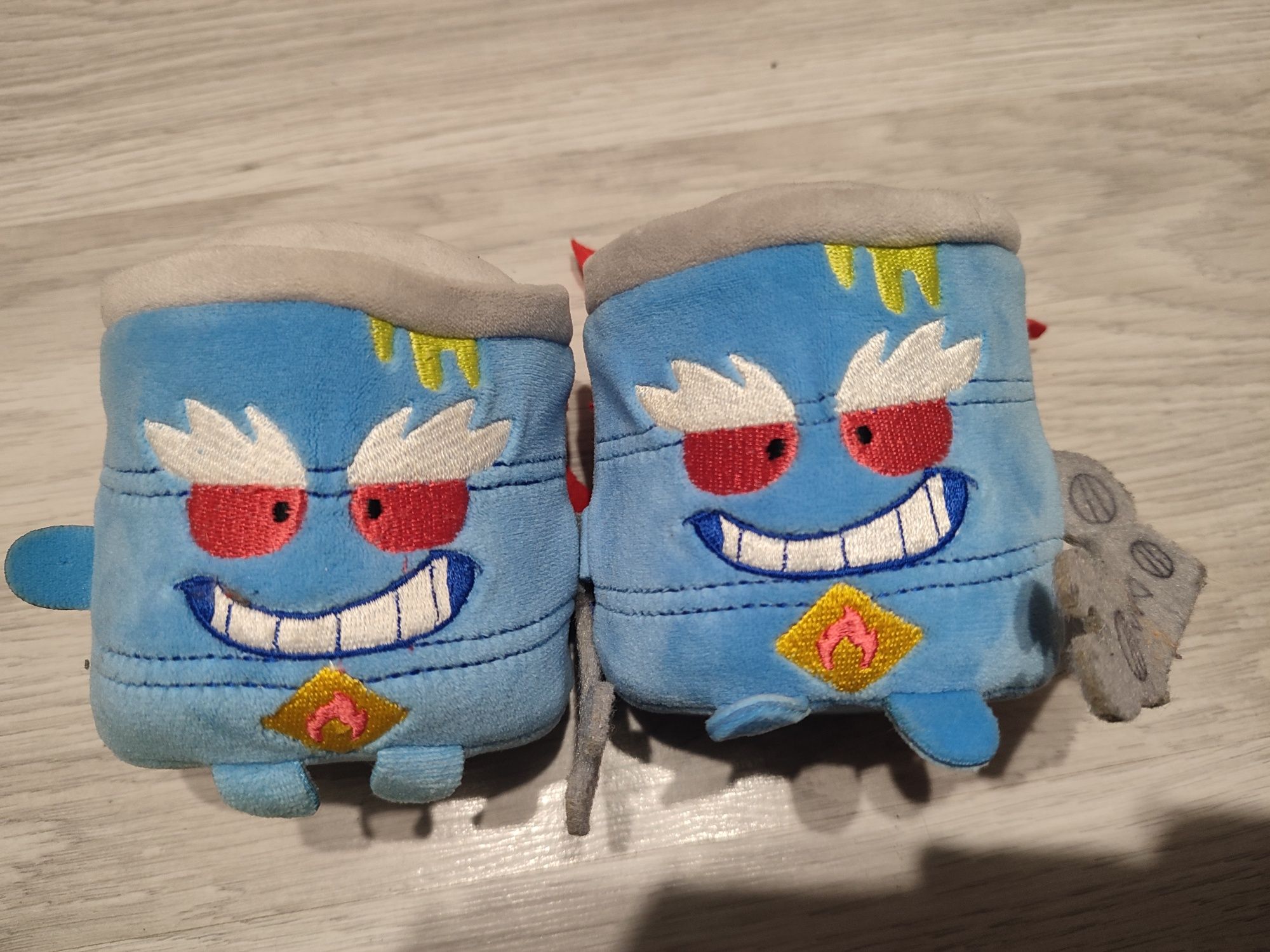 Dwie maskotki super zings