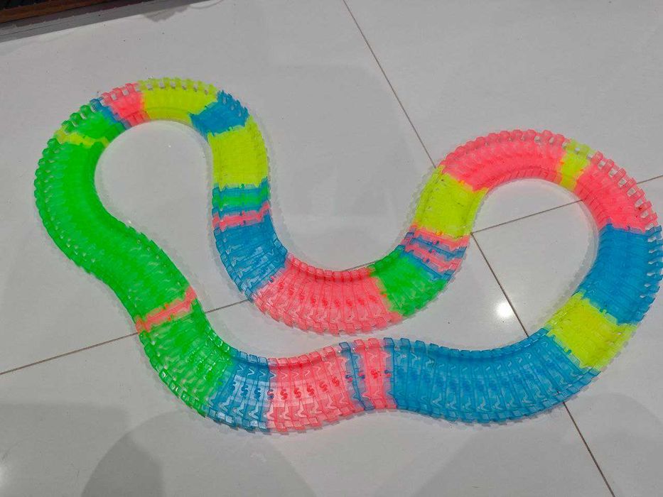 Tory samochodowe świecące magic track z autkiem