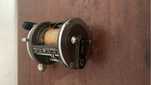Carreto de pesca marca DAIWA modelo sealine 47H