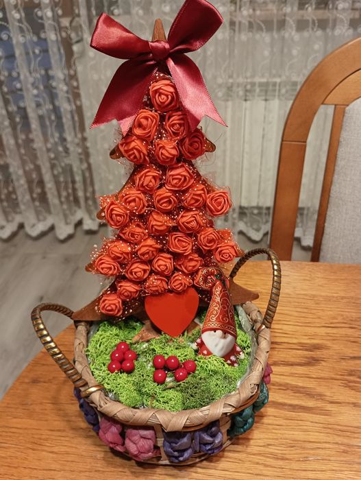 Świąteczna choinka w koszyku naturalnym