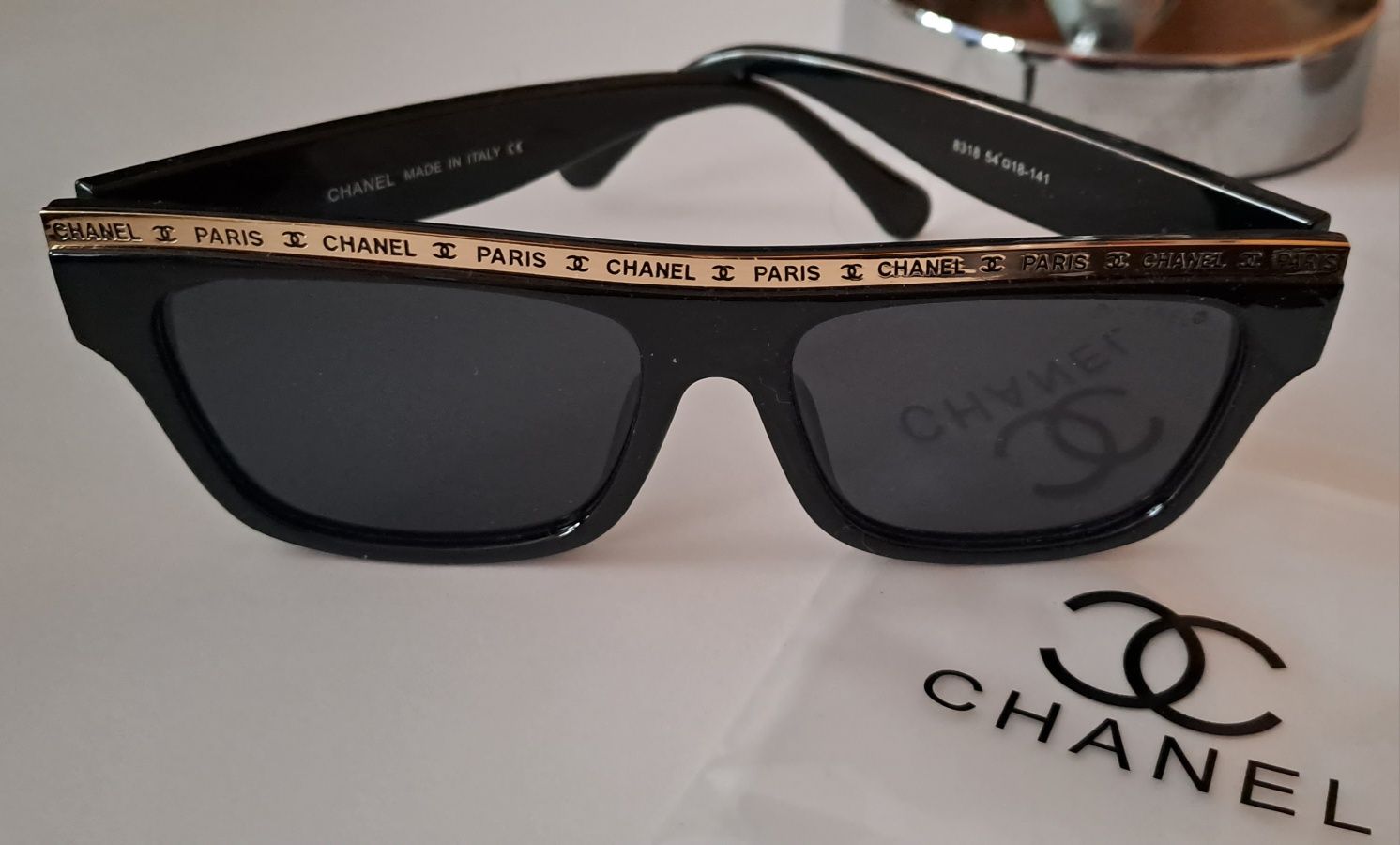Nietuzinkowe, czarne okulary cc złote detale Cudo lv ysl