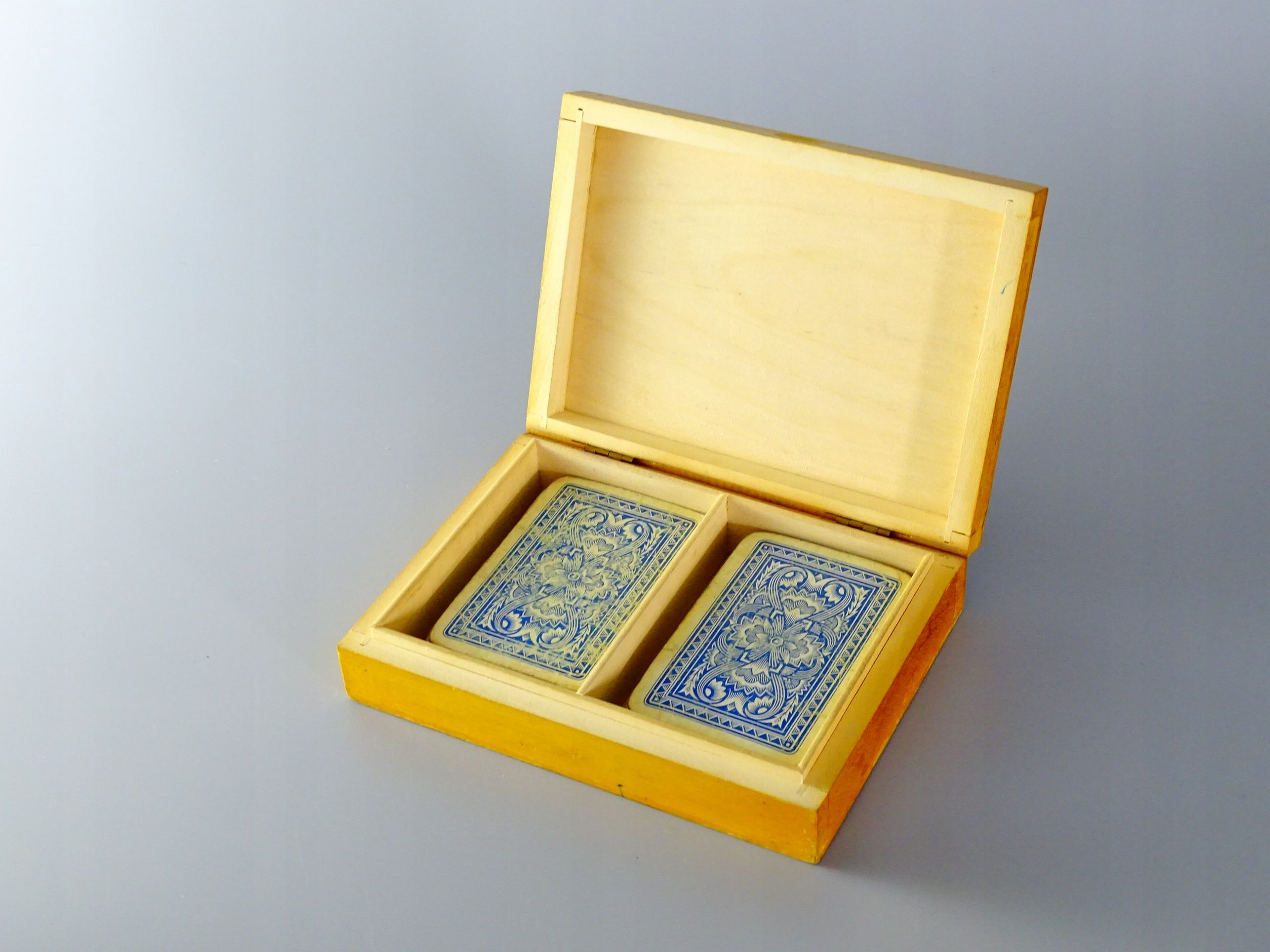 stare drewniane pudełko na karty sarna