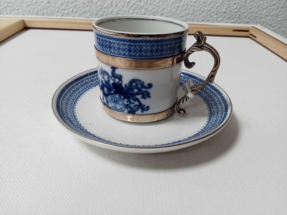 Chávena com Pires em porcelana com aplicações em prata
