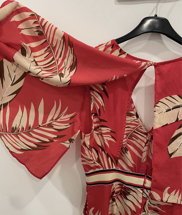 Macacão vermelho com padrão de folhas (MLD, tamanho S)