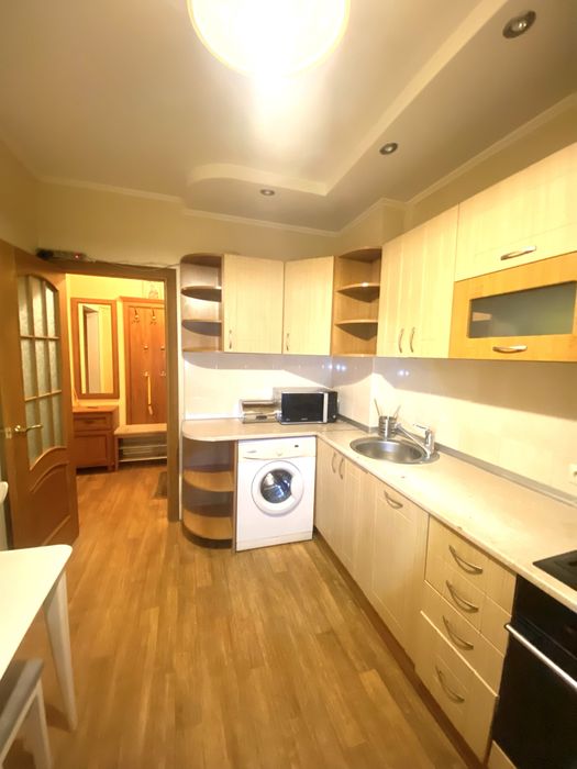 Академмістечко,двокімнатна,євроремонт,метро-3 хвилини