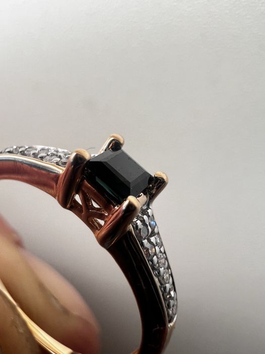 Видное золотое кольцо усеянное бриллиантами и сапфиром 585 проба