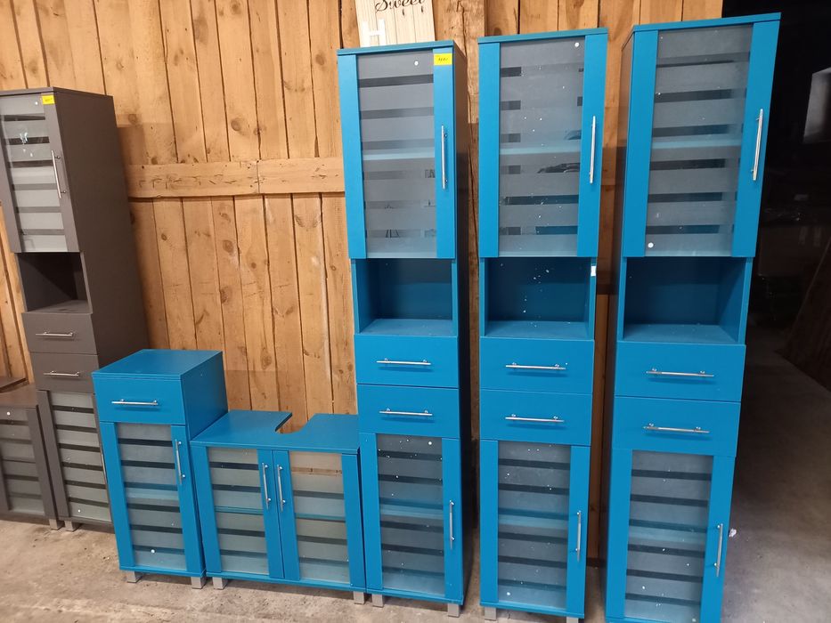 Szafki łazienkowe. Antracyt i turkus.