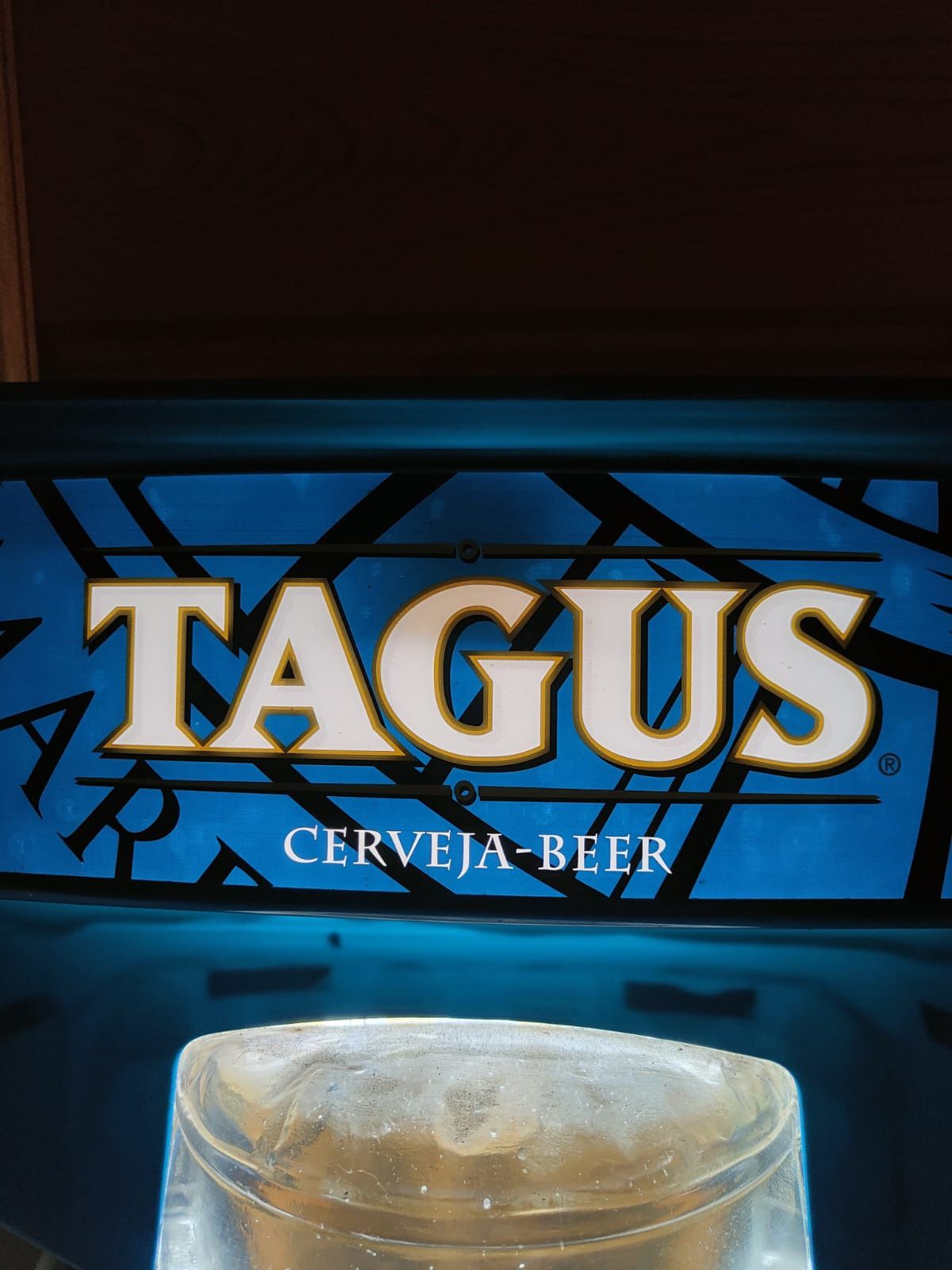 Letreiro luminoso da cerveja Tagus