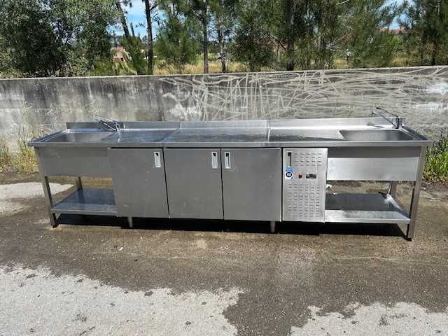 Uma bancada em inox usada