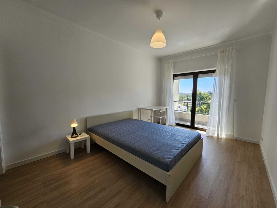 Quarto suite com varanda em apartamento remodelado e mobilado