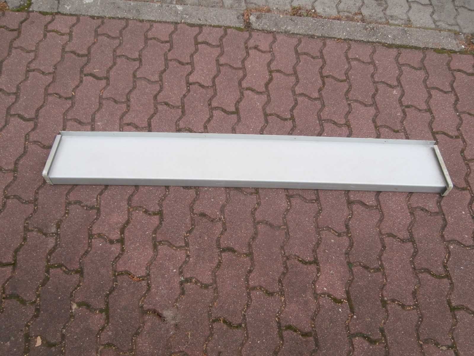Srebrny parapet aluminiowy z demontażu