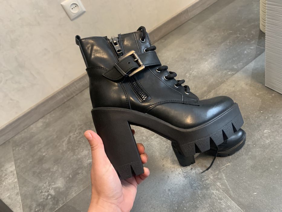 Продам стильні ботінки