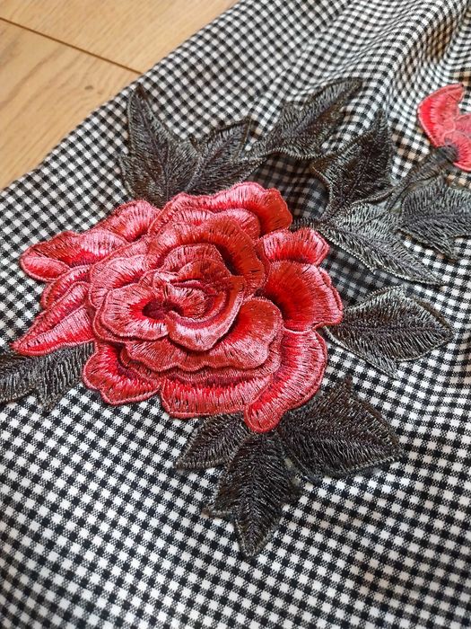 Sukienka w kratke i kwiaty