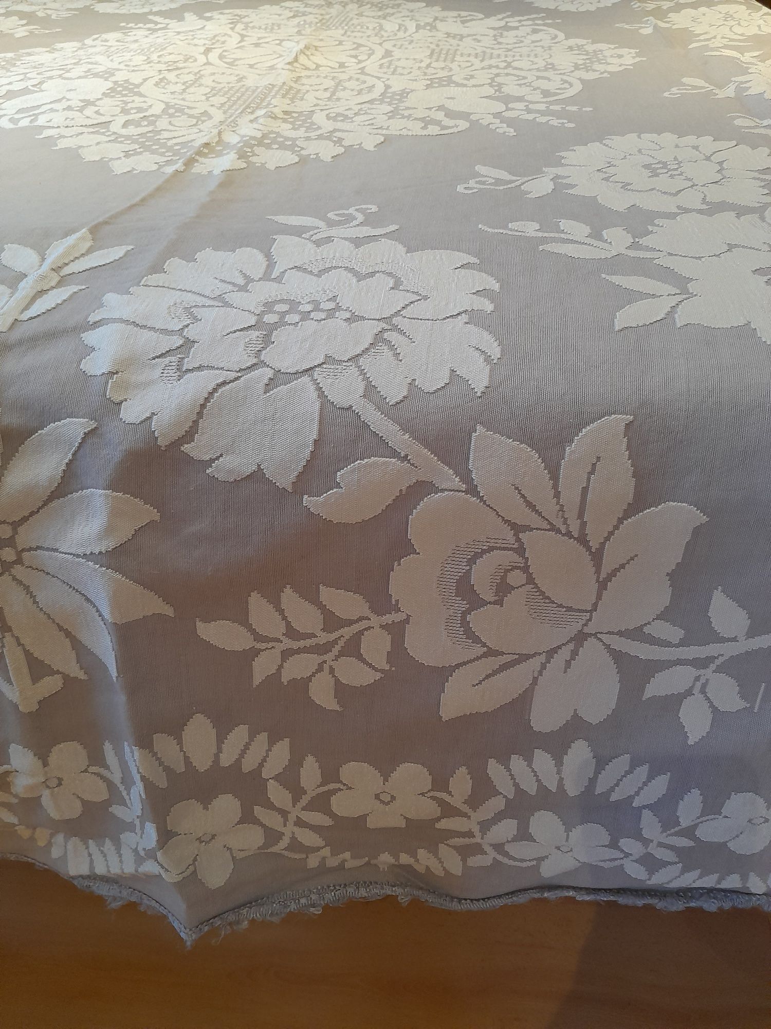 Colcha antiga com 2m15cm x 1m 83cm