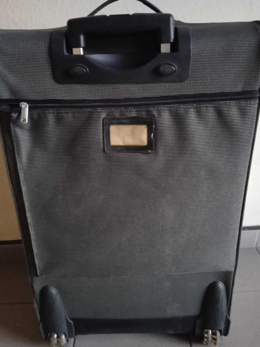 walizka w szarą kratkę