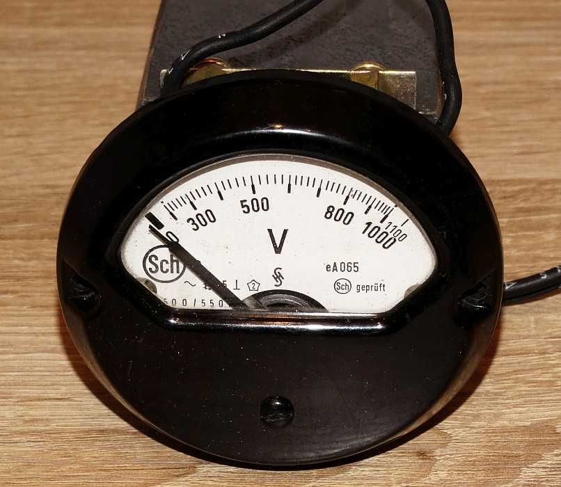Miernik analogowy woltomierz tablicowy eA065 Schneider 1100 VAC RETRO