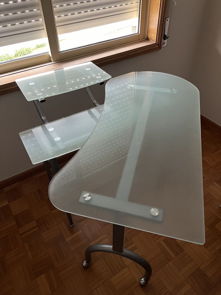 Mesa de vidro de escritório