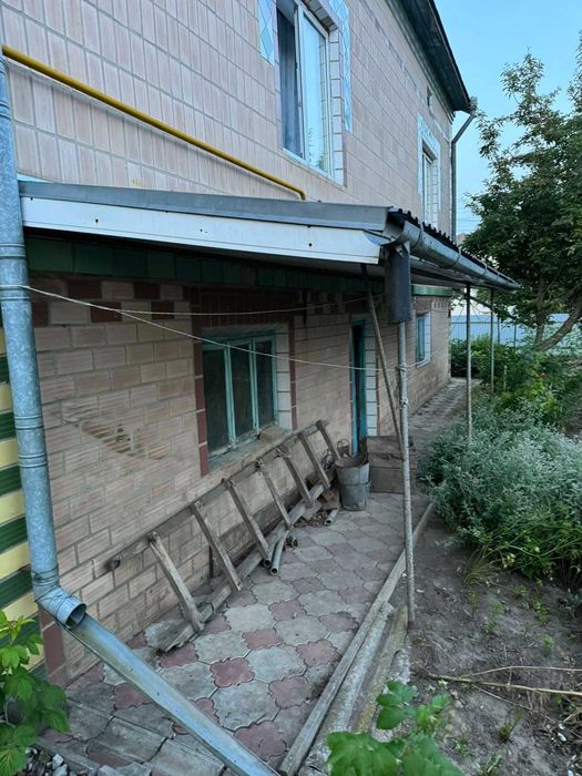 Продається житловий будинок в селищі Козова.