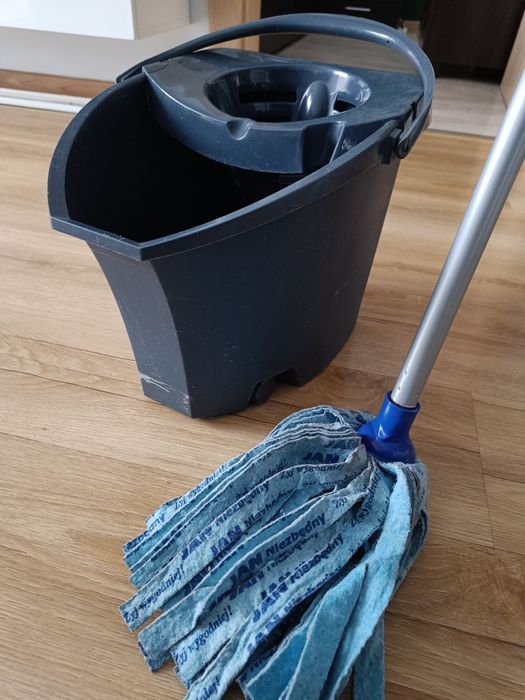 Mop z wiadrem do wycierania