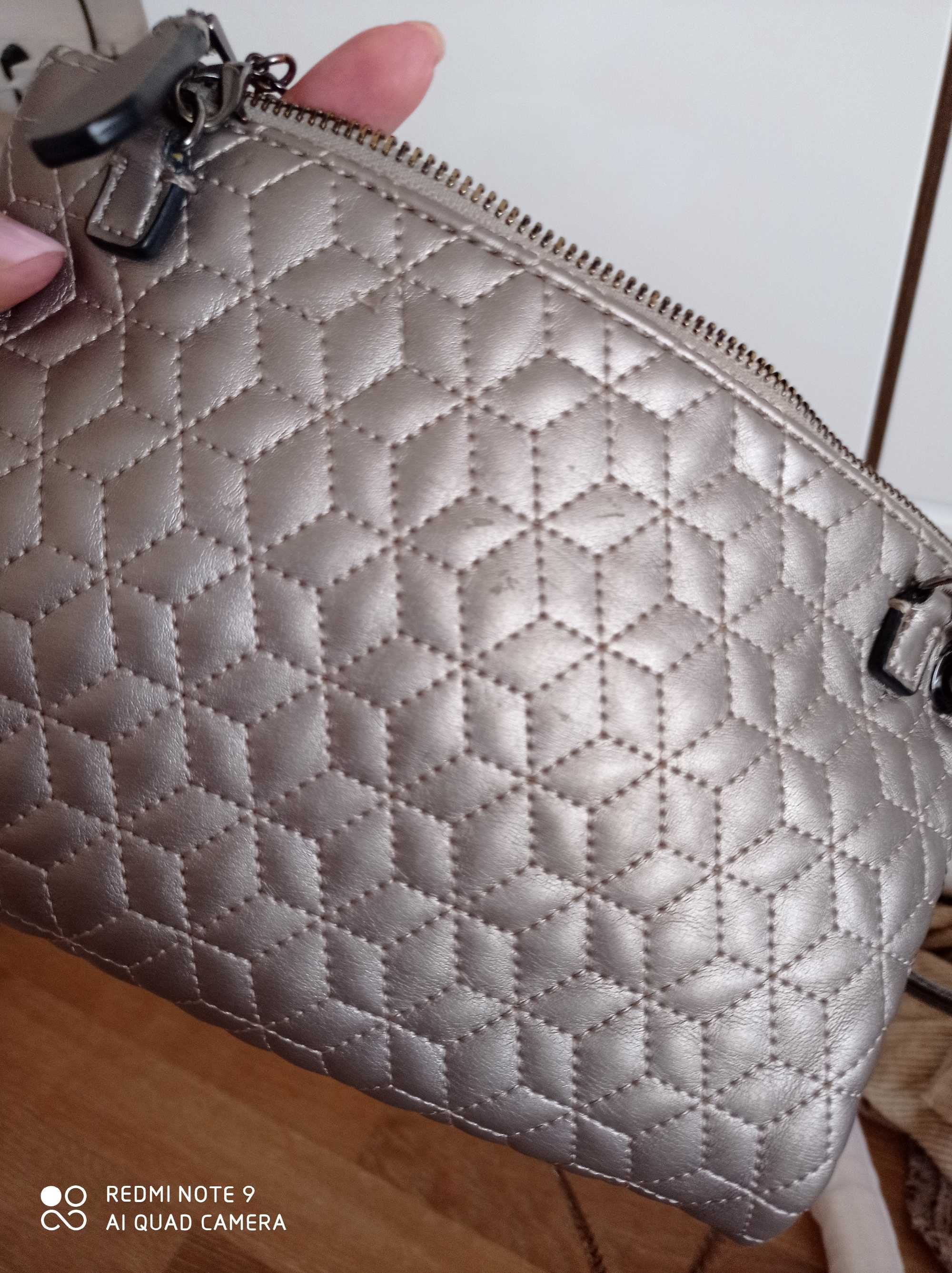 Torebka na ramię Guess srebrna z dżetami glam!