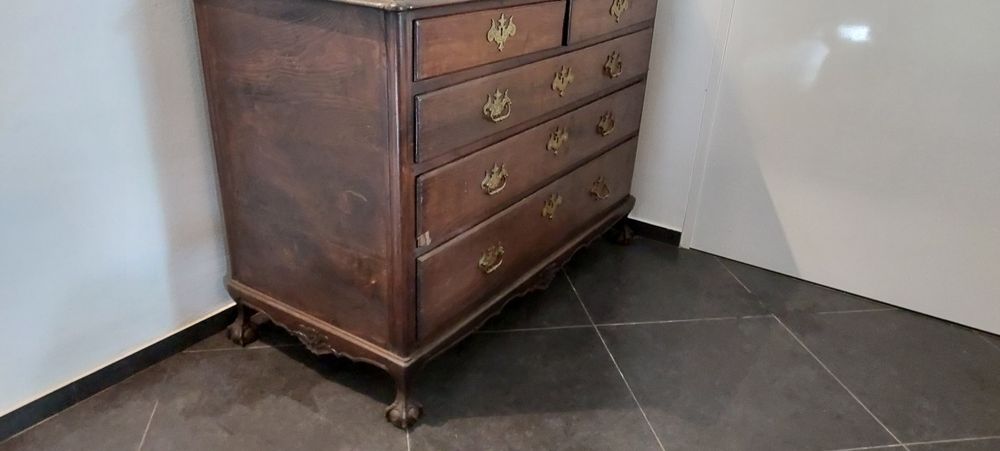 Cómoda  D.João v em nogueira e castanho