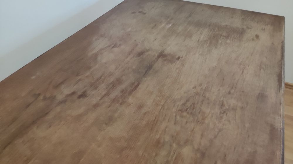 Duży drewniany stół do salonu