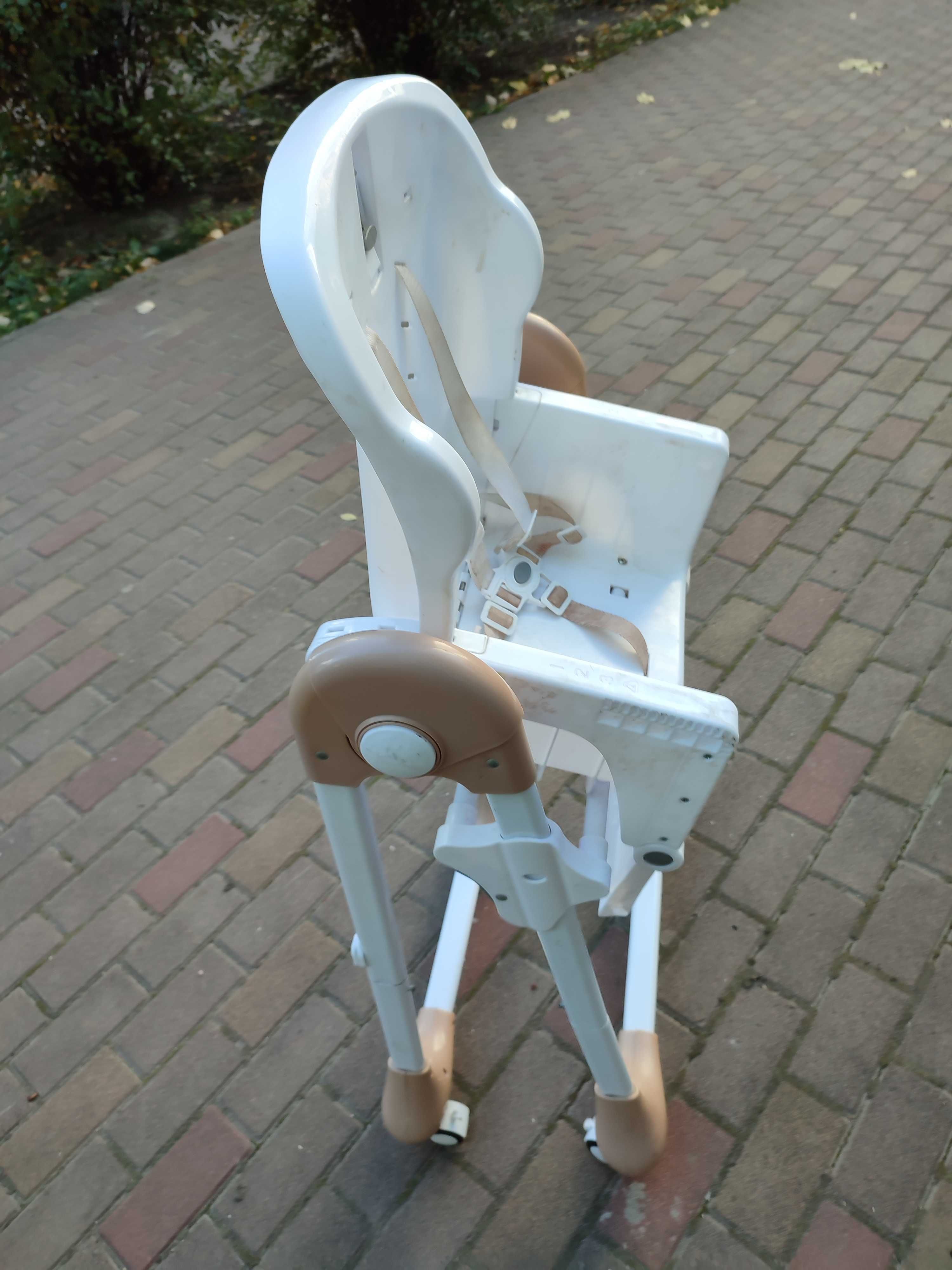 Детское кресло стул с ремнями для кормления ребенка.