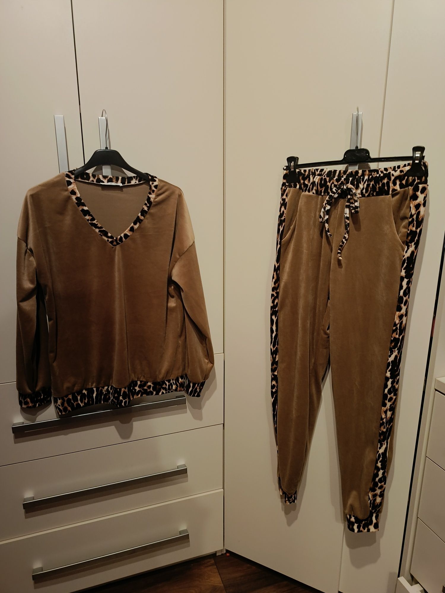 Dres welurowy camel panterka