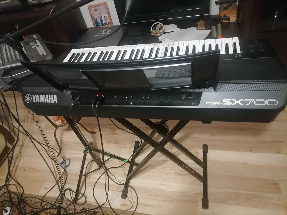 sprzet grajacy koncertowy, keyboard, glosniki , mikrofon, wzmacniacz