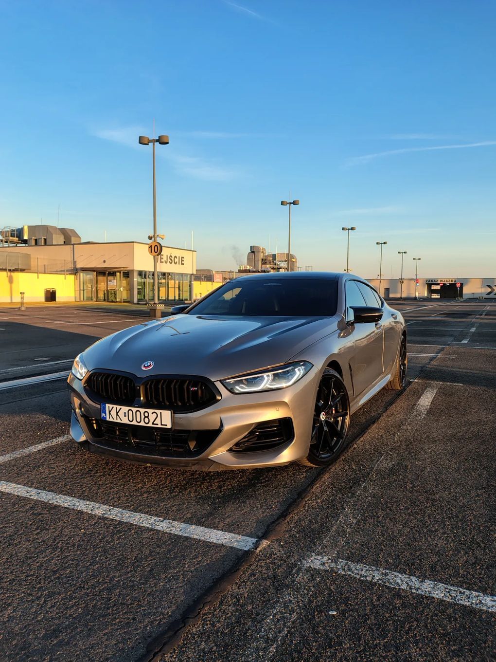BMW Seria 8 Wersja poliftowa, Carbon Core, Bowers & Wilkins, Podsufitka Alcantara