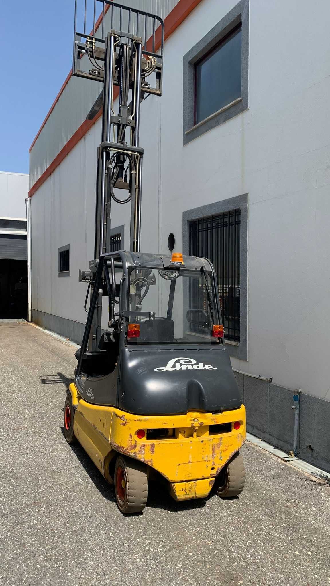 Empilhador Elétrico 2500kg Linde E25 4,6m 4 Valvulas