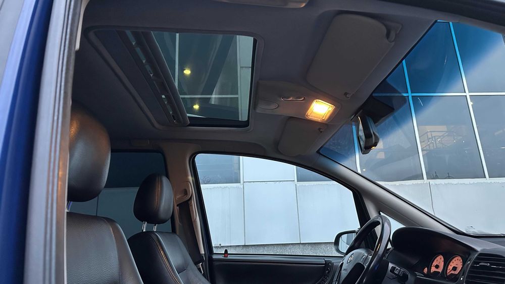 OPEL ZAFIRA 2.2D. 2004рік.