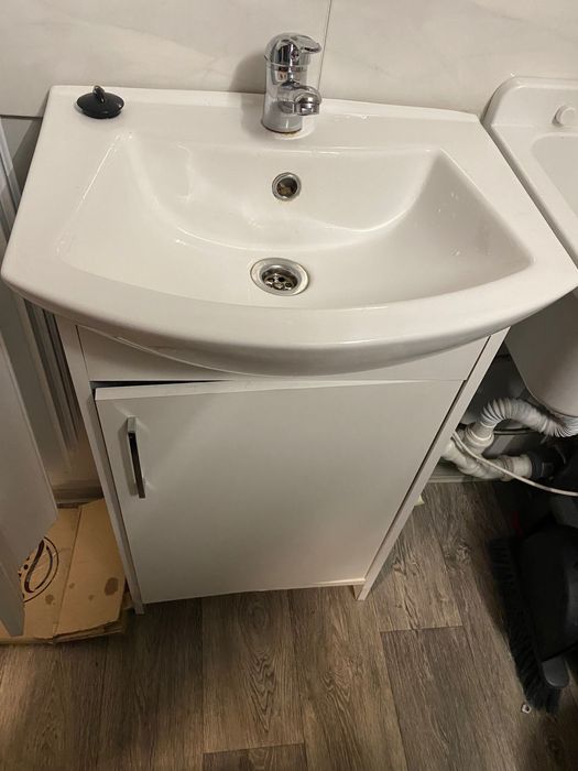 Szafka z  umywalką. Bateria umywalkowa, podgrzewać elektryczny  5L