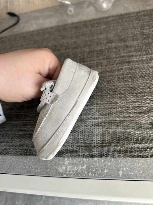 Szare eleganckie buty dla niemowlaka Christopher