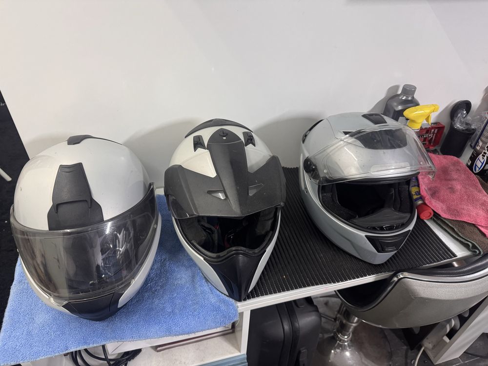 3 capacetes bmw com bastante uso