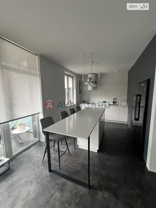 простора трьох кімнатна квартира