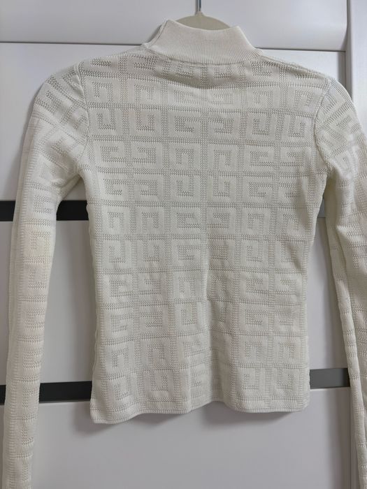 Білий гольф з візерунками