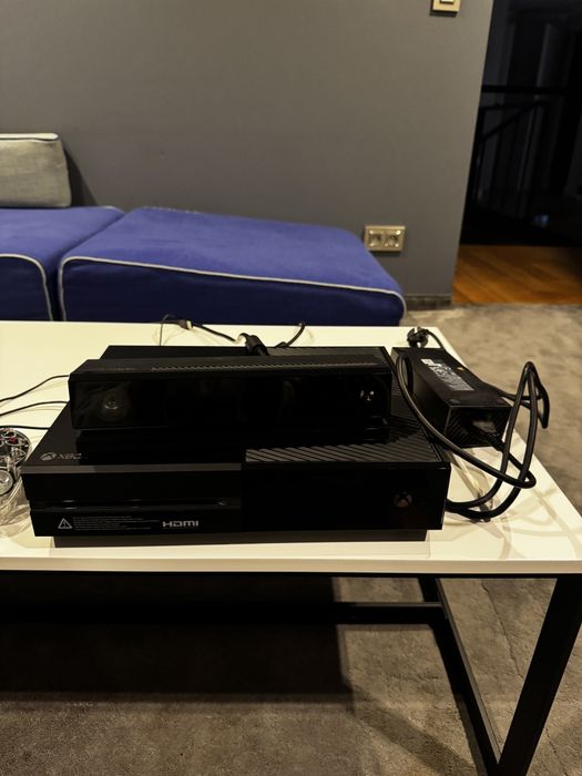Xbox One – sprawny, 2 pady (oryginalny + zamiennik), Kinect uszkodzony