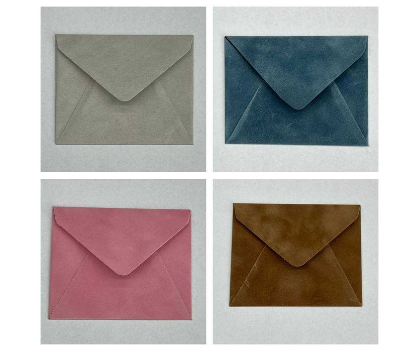 Конверти розміру С6 з оксамитового паперу у різних кольорах.