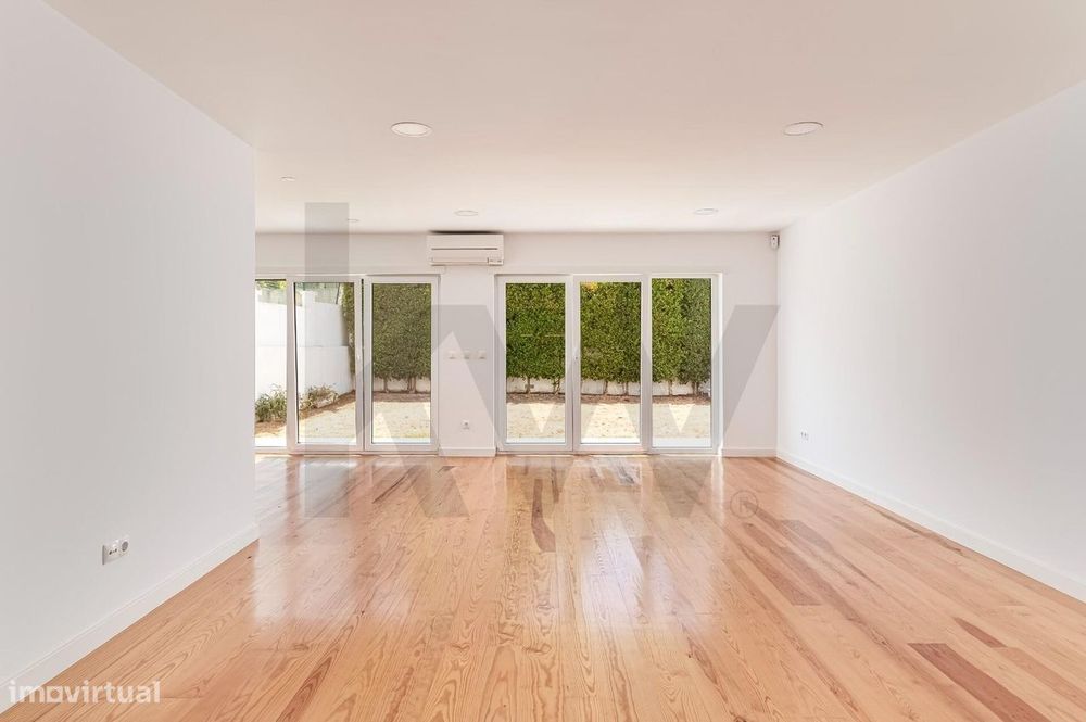 Moradia T3+1 Remodelada com 300m2 e 2 Jardins na Encarnação – Lisbo