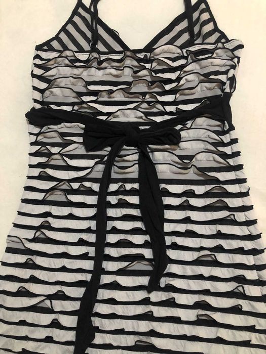 Vestido com folhos