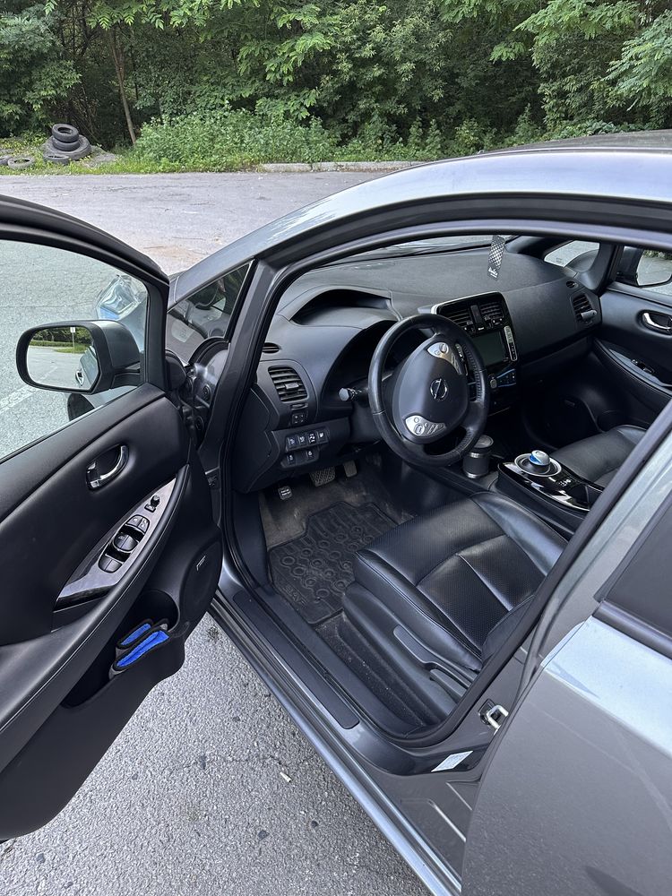 Nissan Leaf в комплектації Tekna