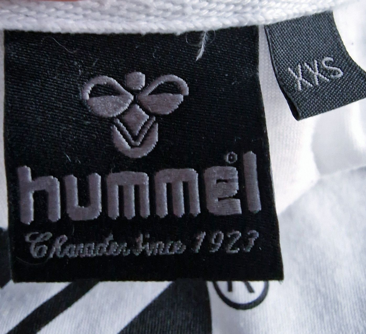 T- SHIRT z nadrukiem "Hummel".