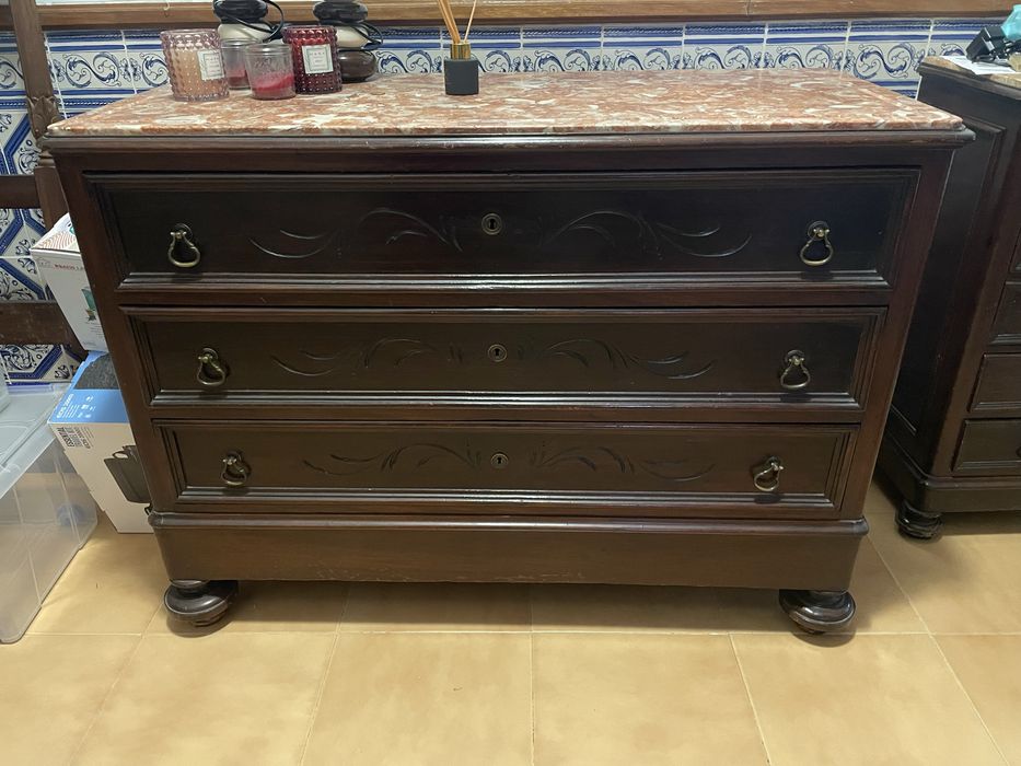 Cómoda antiga em madeira e mármore