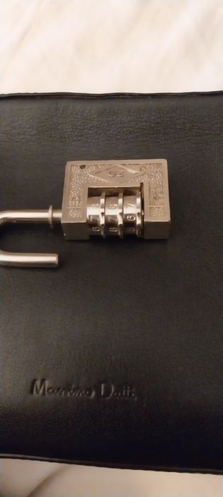 Cadeado antigo. Funciona sem chave. Em aço