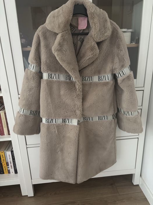 Bizzu bezowe futerko