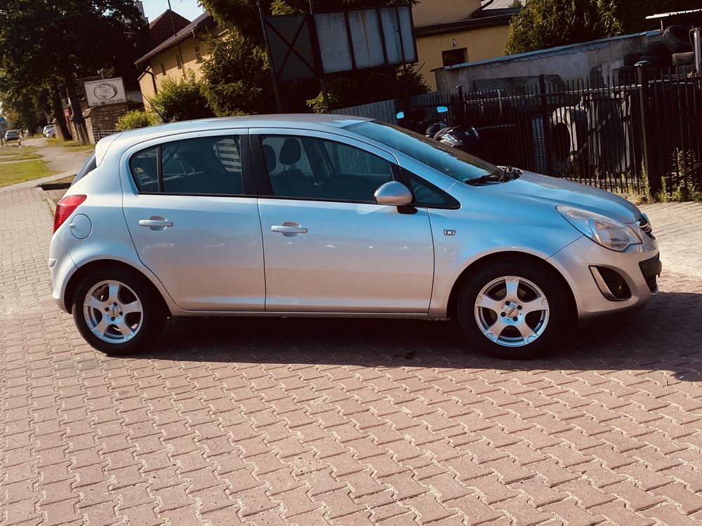Opel corsa rok 2011 poj 1.2 przeb 195tys 5-d klima zadbana