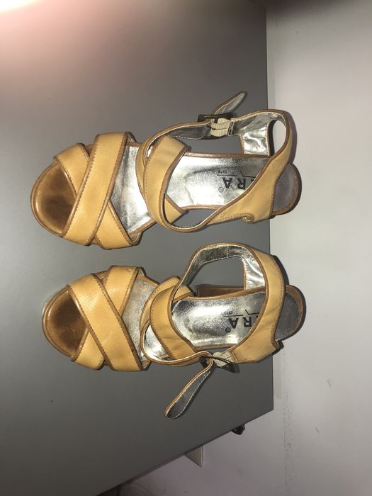 sapatos salto alto mulher